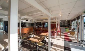 Brit Hotel Essentiel Pau Lescar - Housity