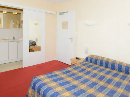 Logis Hotel Restaurant du Commerce Отели в г. Сен-Пьер-дю-Регар