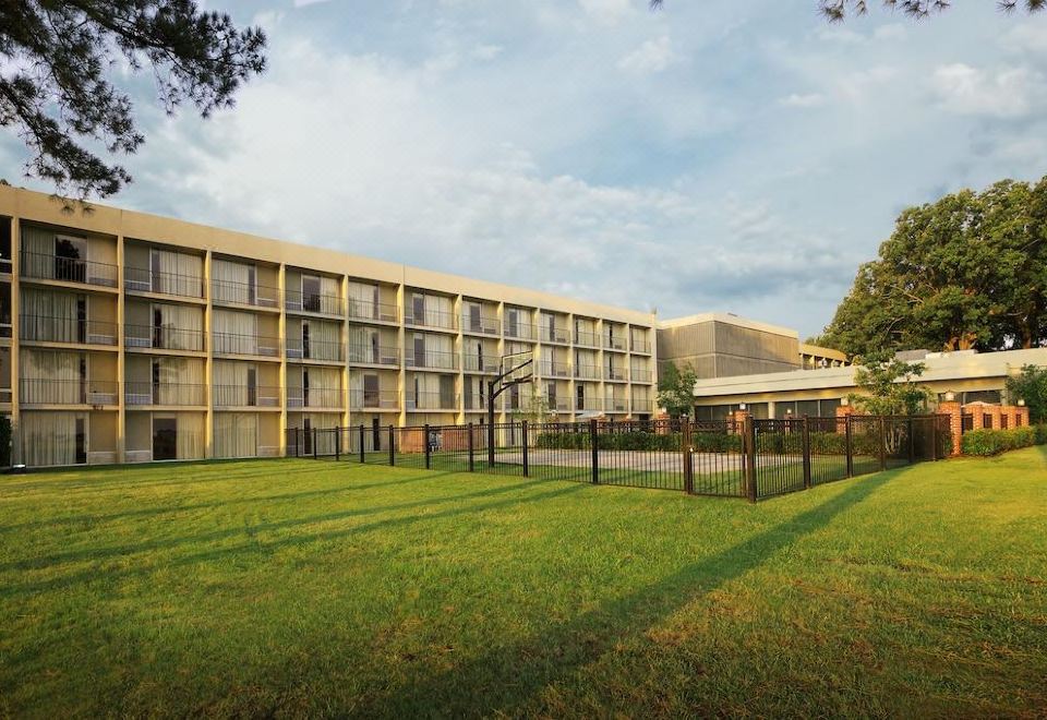 Historic Whispering Woods Hotel & Conference Center - Housity