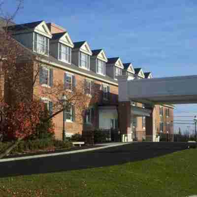 Holiday Inn Express & Suites Merrimack Hotel Exterior