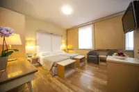 Hotel Bisanzio Hotel dekat Palazzo del Comune o Palazzo Merlato