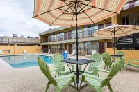 Econo Lodge Gallatin - Metro Nashville - Pools
