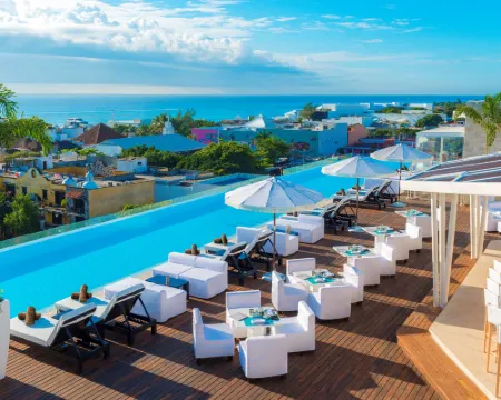 โรงแรม เดอะ ไฟฟ์ ดาวน์ทาวน์ - คูริโอ คอลเลกชัน บาย ฮิลตัน โรงแรมในปลายาเดลการ์เมน