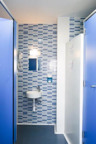 Bed In 6-Bed Dormitory Room Mana Mana Youth Hostel Photo