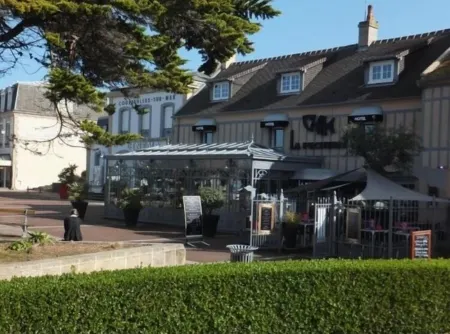 Hotel Restaurant la Pêcherie - le Manoir d'à coté - les 5 Ruches -Logis hôtels Отели рядом с достопримечательностью «courseulles»