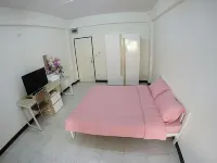 SV Apartment Bangyai Отели рядом с достопримечательностью «Торговый центр Central Plaza WestGate»