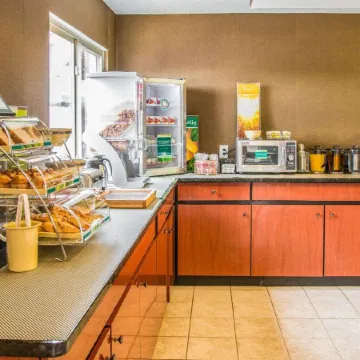 Baymont by Wyndham Flint Airport North