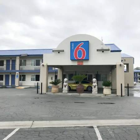 Motel 6 Visalia, CA
