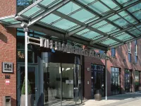 NH Hamburg Altona Hotels near HSV Museum