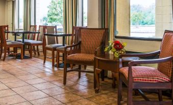 Econo Lodge Inn & Suites at Fort Moore