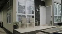 Alas Djati Guest House - 1 rumah Hotels in Bontang