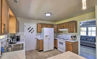 Bluefield Retreat w/ Pool Table: Near Parks!