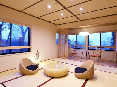 別館和室、山の景色 旅館 おかやまの写真