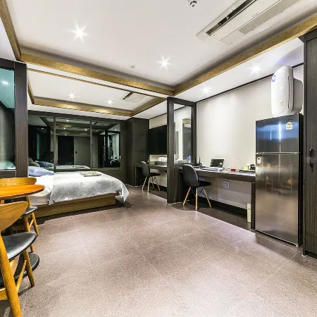 HOTEL SEVEN Отели рядом с достопримечательностью «Церковь Таптон»