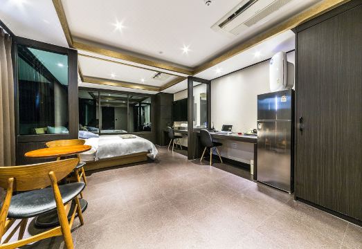 인천 세븐호텔의 깔끔한 로비 이미지