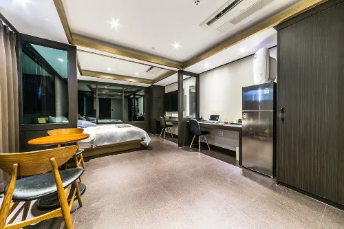 HOTEL SEVEN