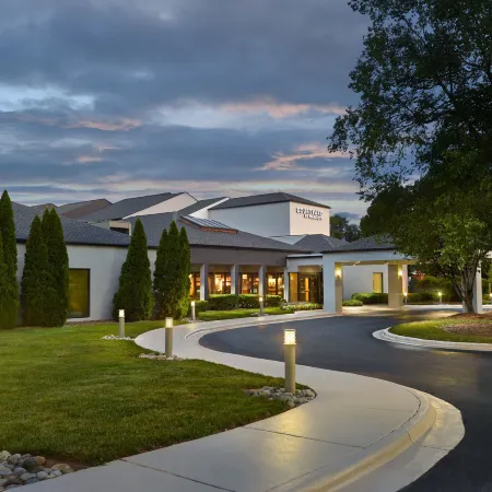 Courtyard Charlotte Arrowood Отели рядом с достопримечательностью «Торговый центр SouthPark»