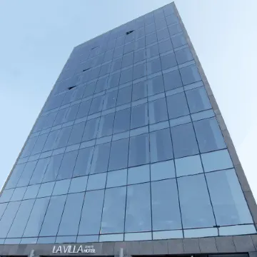 La Villa Hotel Отели рядом с достопримечательностью «Храм Чинванса»
