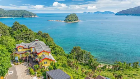 Arasol Pension Отели рядом с достопримечательностью «Hakdong Mongdol Beach»