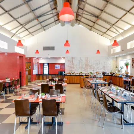 Red Fox by Lemon Tree Hotels, East Delhi Отели рядом с достопримечательностью «Храм Акшардхам»