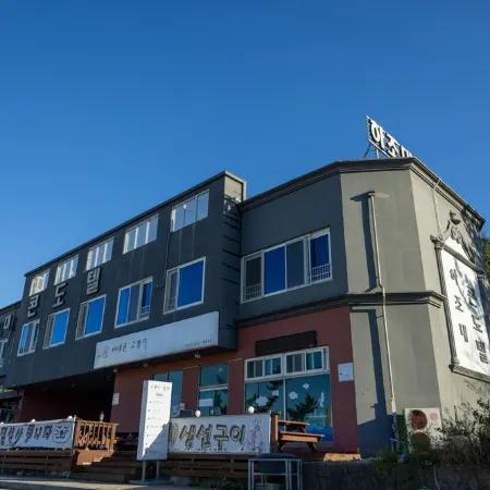 Yangyang Hajodae Condotel Pension (Ocean View) Отели рядом с достопримечательностью «Пляж Хаджодэ»