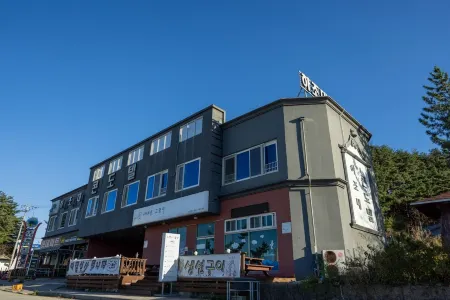 Yangyang Hajodae Condotel Pension (Ocean View) Отели рядом с достопримечательностью «Yangyang Surfyy Beach»