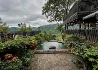 Edensor Hills Villa, Resort & Café Sharia Hotel di Babakan Madang