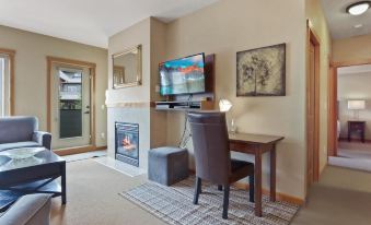 Spacious 3-Br Luxury Condo | Heated Pool + 3 Hot Tubs | Pool Table | Hm Theatre