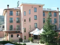 Hotel Leon - Ristorante Al Cavallino Rosso Hotels near Fabbrica Statue Sacre