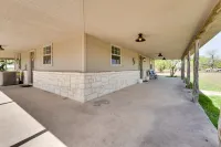 Pet-Friendly Cabin on 3 Acres 7 Mi to Uvalde!