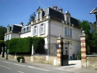 Hôtel les Maréchaux Отели рядом с достопримечательностью «Аббатство Сен-Жермен»