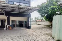 Ni Hotel Syariah Bandara Soekarno Hatta Mitra RedDoorz Hotell i Selapajang Jaya