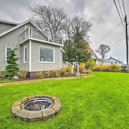 Chic Manistee Cottage Steps to Lake Michigan!