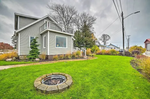 Chic Manistee Cottage Steps to Lake Michigan! - 3 estrellas