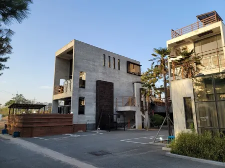 Muan Party Nine Pension Отели в г. Муана