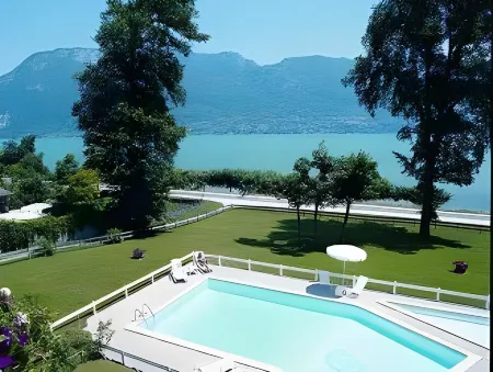 Black Bass Hotel Отели в г. Севрие