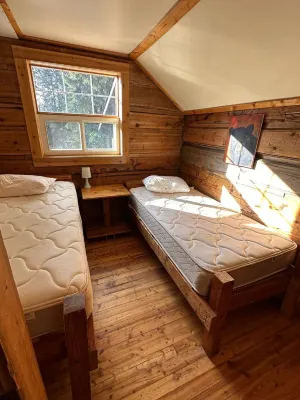 Rustic Beaverfoot Lodge Hotels near Emerald Lake