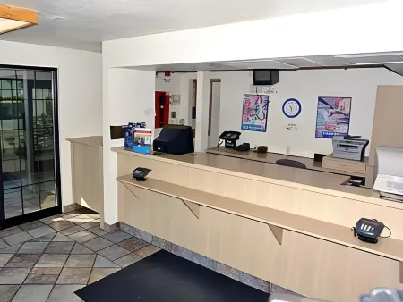 Super 8 by Wyndham Petaluma Отели рядом с достопримечательностью «Oli Gallery Guerneville»