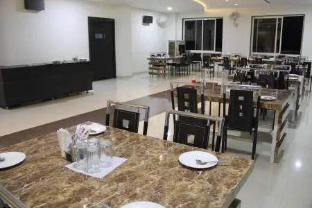 Hotel Devraj Palace Отели рядом с достопримечательностью «Rajarajeshwara Temple»