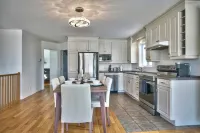 Dynamite 2-Bedroom House, Garage, Sleeps 6