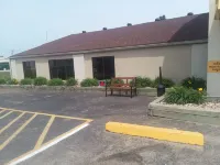 Super 8 by Wyndham Watertown - Parkplatz