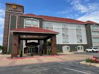 La Quinta Inn & Suites by Wyndham Oklahoma City - Moore Hotel di Moore