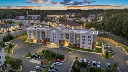 Candlewood Suites Dumfries - Quantico Отели рядом с достопримечательностью «Квантико Паркинг Лот»