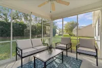 Updated 2 bedroom house The Villages, Walk to pool, 2 miles to SQ, Pet friendly