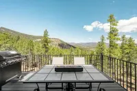 PET-FRIENDLY LUXE Mtn Retreat, Hot tub, Firepit w/EPIC views, Red Rock, Rafting