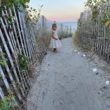 Anchors Away Inn 2 Br Apt 1 min walk to the Beach King & Queen