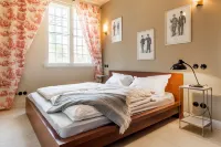 Kleines Schloss Lanke: View into the forest Hotels in Wandlitz