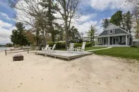 Beautiful waterfront home with private beach. - شاطئ