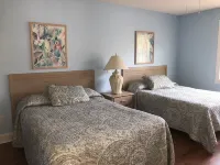 Nice apartment with golf course view in prestigious Brunswick Golf. Fits 4.