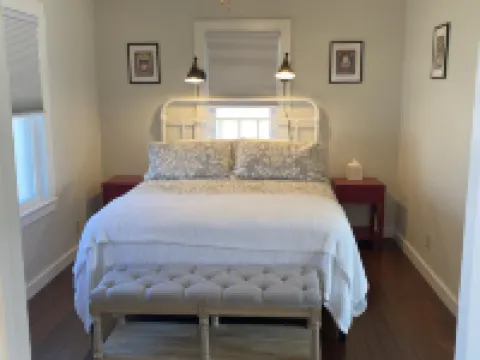 Dog friendly NON SMOKING Cottage 1 block from Town Square 梅森酒店